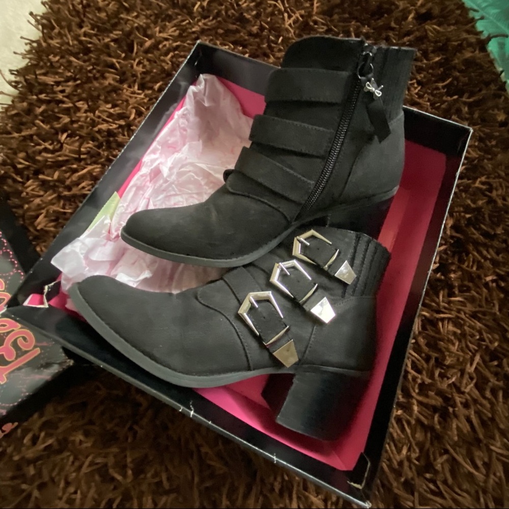 Betseyville Supagal Triple Buckle Booties — size 9 - Picture 3 of 6